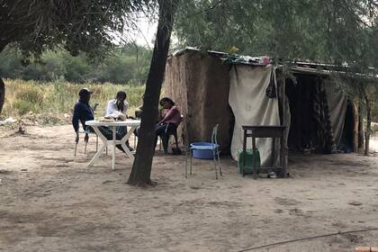 Gracias un grupo de personas solidarias los Palavecino hoy tienen luz, agua y baño