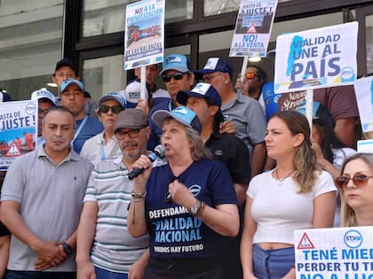 Graciela Aleñá, titular del STVyARA, en un acto acompañada por Vanesa Siley