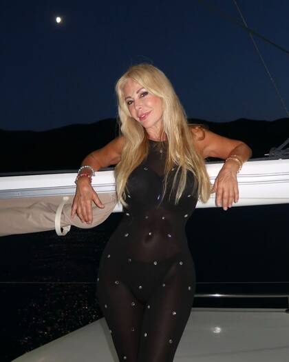 Graciela Alfano deslumbró con su vestido negro de transparencias y brillos (Foto: Instagram @iconoalfano)