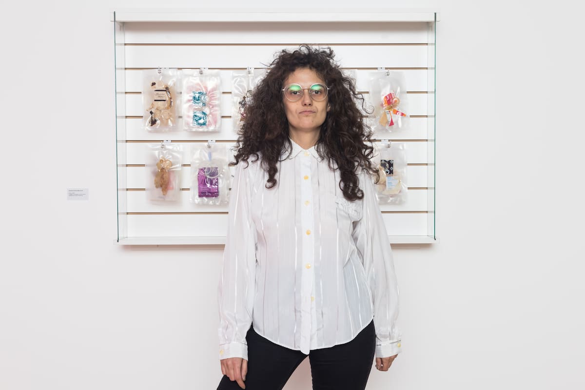 Graciela Álvarez Maroccolo con su obra "PyME", exhibida en Colección Amalita