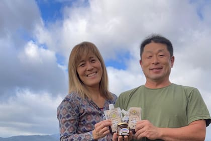 Graciela Ana Nakagawa de Komatsu y Kenji Komatzu producen en un tambo de Hokaido, en Japón