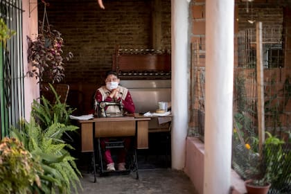 Graciela Aranda en el patio de entrada de su hogar