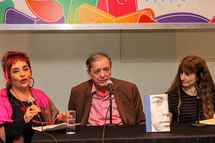 Graciela Aráoz, presidenta de la SAE, Luis Gusmán y Silvina Friera en la mesa "Un imprescindible"