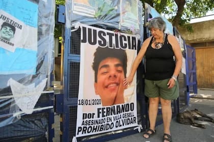 Graciela Arce apoya con carteles y su presencia a los padres de Fernando Báez Sosa, asesinado en enero 2020