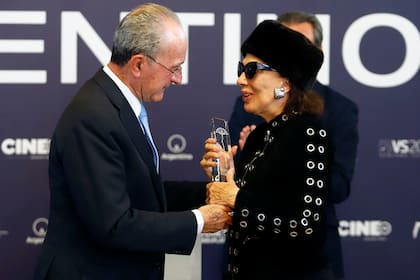Graciela Borges recibe de manos del alcalde de Málaga una distinción