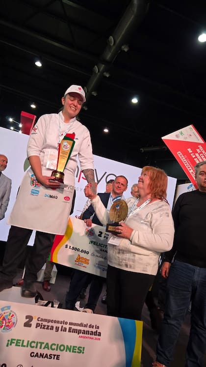 Graciela Caffa Lucero, Campeona Mundia de la Empanada, en el podio junto a su madre