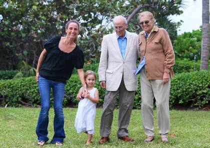 Graciela Cattarossi, hermana de Andrea, junto a su hija Stella, además de su padre y su madre