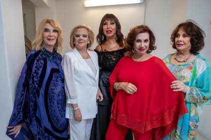 Graciela Dufau, Leal, Moria Casán, Nora Cárpena y Thelma Biral, el elenco de Brujas
