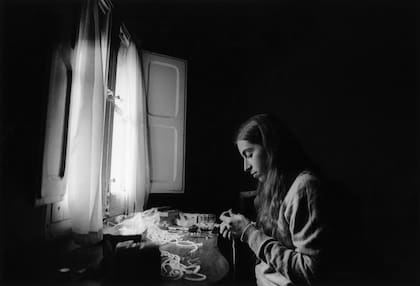 Graciela Fainstein fabrica collares para Macondo, 1982