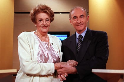 Graciela Fernández Meijide y Fernando de la Rúa se saludan antes de un debate televisivo en 1998