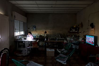 Graciela Funes Llanos trabajando en su hogar