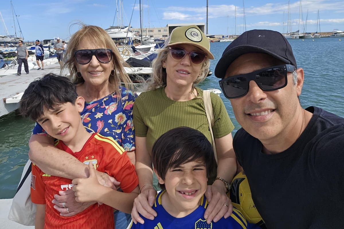 Graciela Mobilia (arriba a la izquierda), con uno de sus hijos y sus nietos, en Valencia