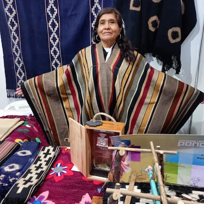 Graciela Salvatierra en su stand, luciendo el poncho que obtuvo el primer puesto en la Fiesta Nacional e Internacional del Poncho.