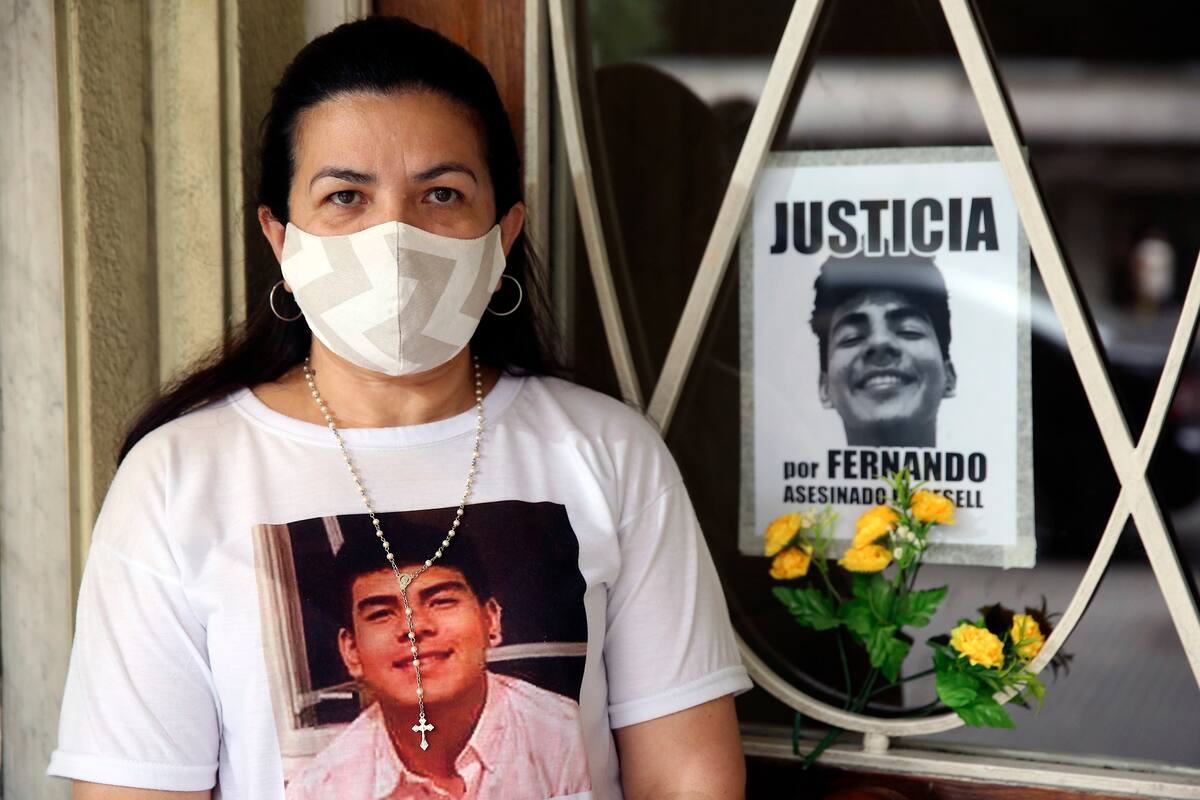 Graciela Sosa en la puerta de su casa, mamá de Facundo Báez Sosa a un año de su asesinato.