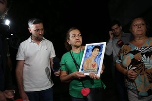 Graciela Sosa, la madre de Fernando, presente en la vigilia que organizaron los vecinos en Dolores