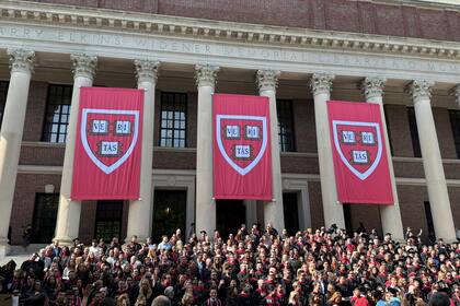 Graduados de la Universidad de Harvard posan para la foto, el 28 de mayo de 2025.