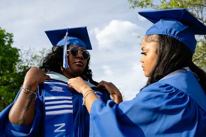 Graduados de minorías de la Universidad de Kentucky organizan su propia celebración
