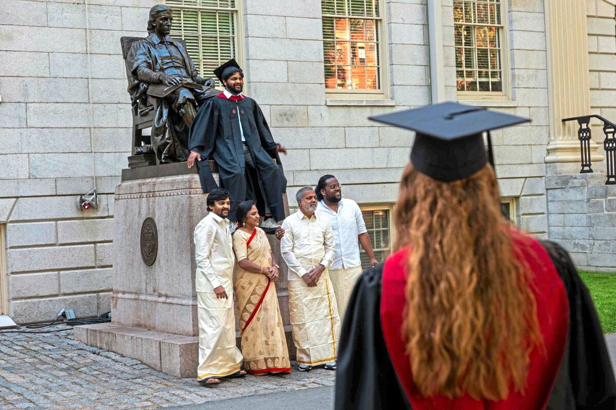 Graduados posan para la foto en Harvard Yard, en Cambridge, Massachusetts