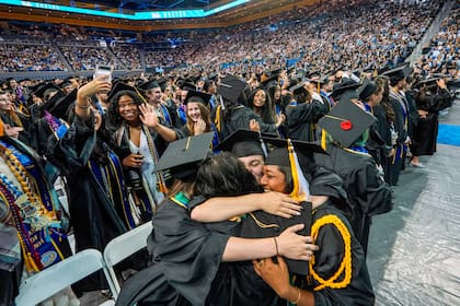 Graduados recientes con ingresos inferiores a US$50 mil pueden aplicar al plan “Get on Your Feet” para aliviar el pago mensual