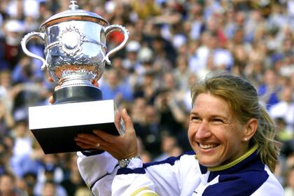 Graf, con el trofeo de campeona de Roland Garros 1999, el último título que logró en su brillante carrera