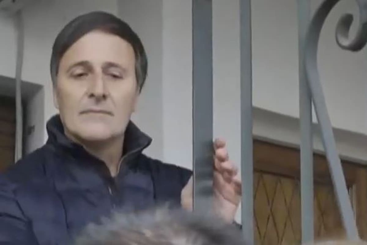 Graf llega a su casa de Coghlan después de presentarse en la Fiscalía