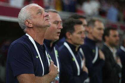 Graham Arnold canta el himno australiano antes de un partido. El DT prepara a su equipo para un partido especial