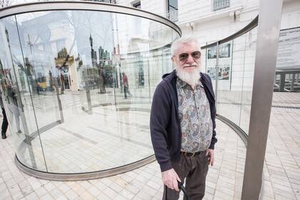 Graham, delante de su flamante instalación, que cambia con la luz