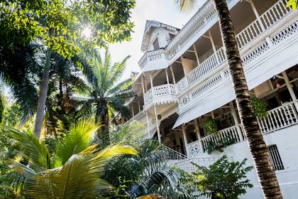 Graham Greene hizo famoso al Oloffson como escenario de su novela "Los comediantes"; “Esperabas que te abriera la puerta una bruja o un mayordomo maníaco, con un murciélago colgando del candelabro detrás de él”, escribió