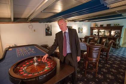 Graham Wildin construyó sin permiso un complejo de juegos de 10.000 pies cuadrados y ahora, que le ordenaron voltearlo, realizó una estrategia para evadir la orden judicial