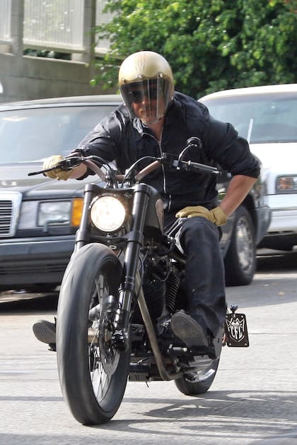 Gran apasionado por las dos ruedas, el ex de Jennifer Aniston fue sorprendido más de una vez recorriendo las calles del barrio Los Feliz con una de sus motos customizadas.