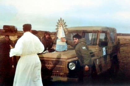 Los soldados argentinos y el padre Vicente Martínez Torrens, junto a la Virgen de Luján, en la península del aeropuerto de la isla Soledad, el 8 de mayo de 1982