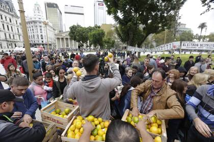 Gran cantidad de gente se acercó a Plaza de Mayo para poder llevarse un bolsa con frutas