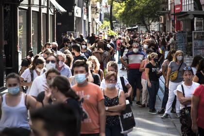 Gran cantidad de gente se llego hasta el local de Falabella en Rosario para comprar aprovechando las ofertas tras la noticia del cierre en el dia de ayer.
07-04-21
Foto: Marcelo Maner