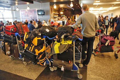 Gran cantidad de pasajeros esperan por las demoras y cancelaciones en Aeroparque por un conflicto gremial antes del fin de semana largo