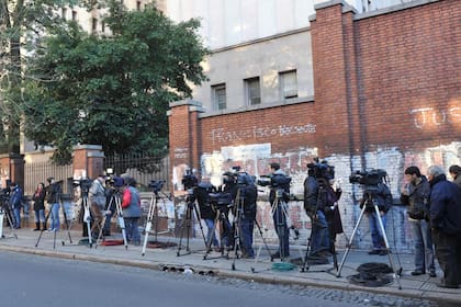 Gran cantidad de periodistas, en la puerta del Sanatorio Otamendi, esperan tener novedades del recién nacido nieto de Cristina Kirchner
