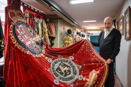 Gran capa conservada por el área. Bordados, apliques y otros trabajos textiles forman parte del patrimonio escénico que custodia el Teatro Colón.