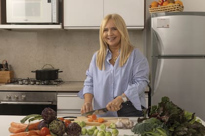 Gran cocinera, como su madre Rosa. Al mediodía, recibe a su nieto Valentino (17): después de entrenar, el hijo mayor de Wanda Nara y del ex futbolista Maxi López almuerza con ella