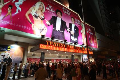 Gran concurrencia de publico. Teatro Mar del Plata.
