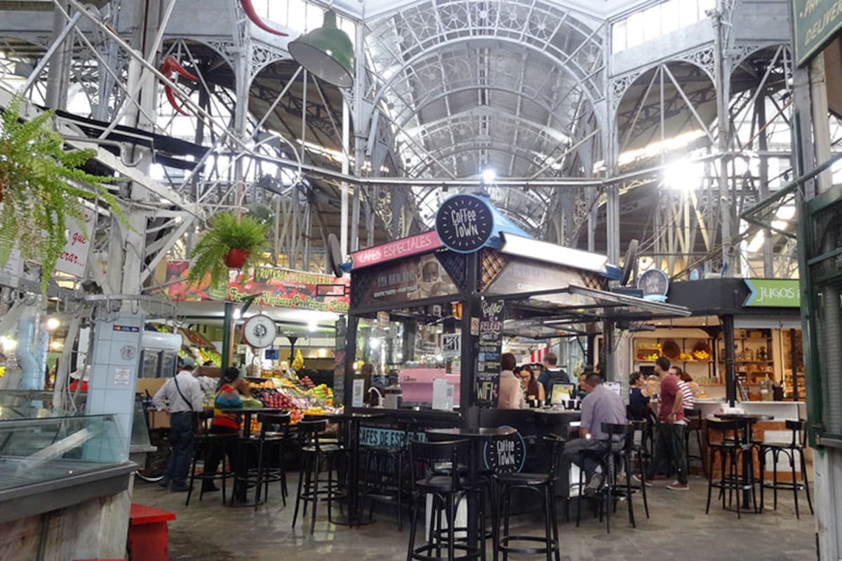 Gran estructura metálica en el Mercado San Telmo