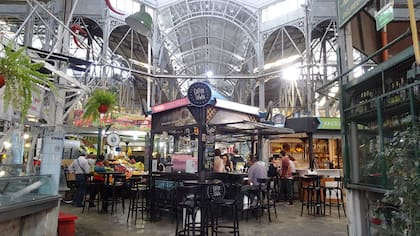 El Mercado de San Telmo, ubicado en un histórico barrio, se originó como un mercado comunitario de alimentos en respuesta al aumento poblacional causado por diversas oleadas de inmigrantes.