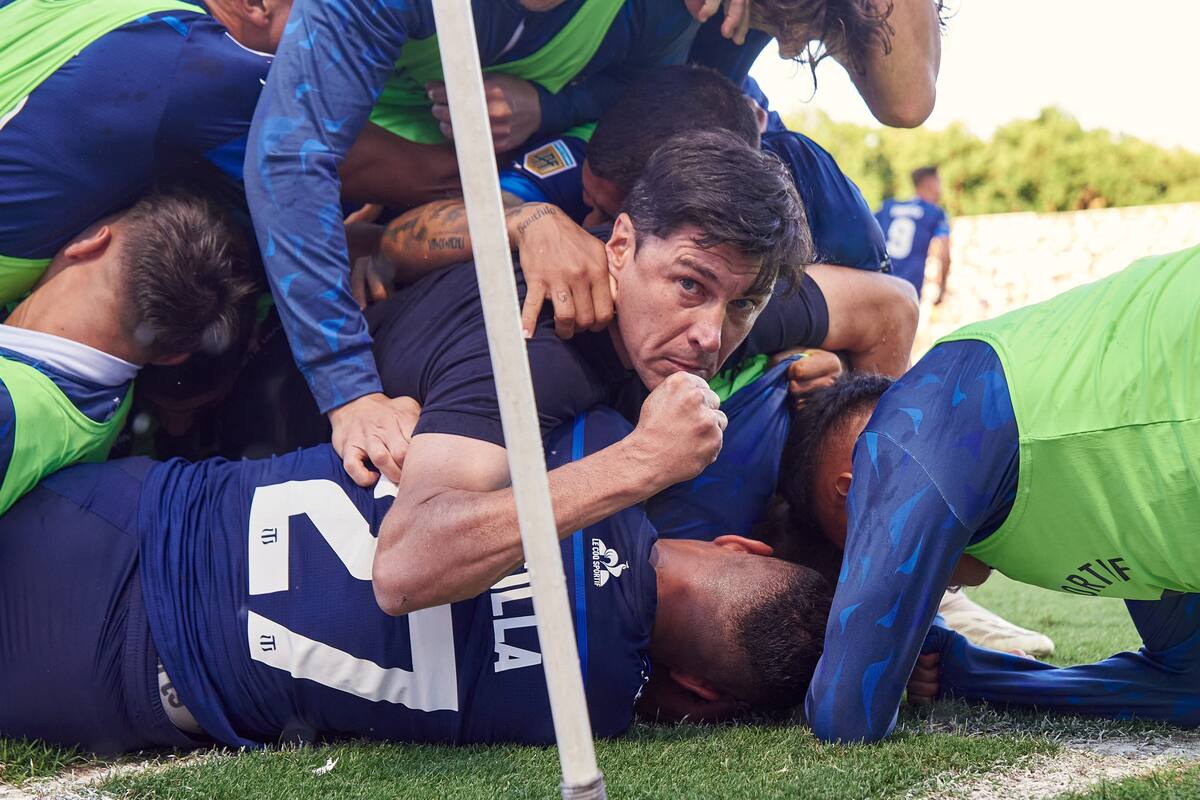 Gran foto del festejo del gol de Barticciotto, con el DT Medina metido en la montaña humana del festejo: Talleres dio el golpe en La Plata