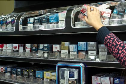 Gran gabinete exhibidor de tabaco al alcance de todos en un kiosco de Buenos Aires