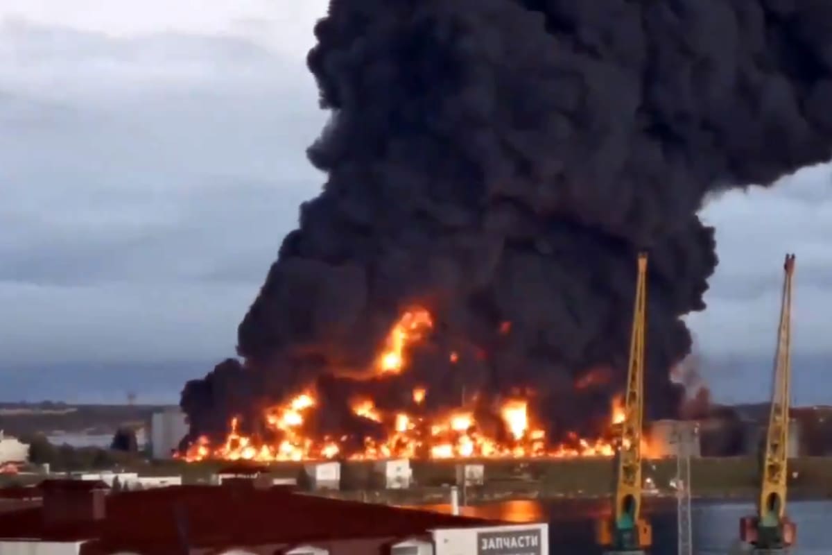 Gran incendio en un depósito de petróleo en Crimea