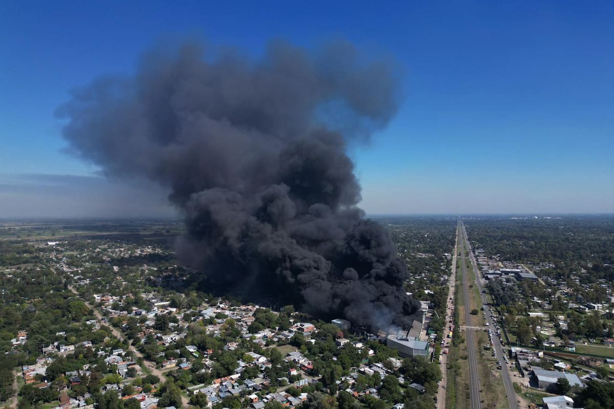 Gran incendio en un depósito de pinturas en Moreno: llamas descontroladas hace cuatro horas.