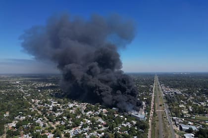 Gran incendio en un depósito de pinturas en Moreno: llamas descontroladas hace cuatro horas.