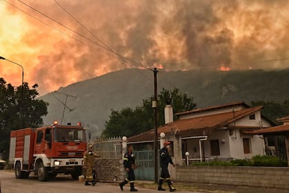 Gran incendio forestal en Grecia obliga a desalojar varias aldeas
