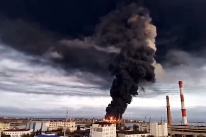 Gran incendio masivo, después de que un dron impactara en un depósito de petróleo en Crimea