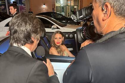 Pampita Ardohain hizo su entrada triunfal al llegar al teatro