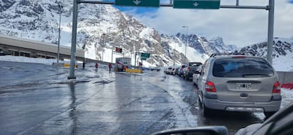 Gran movimiento de tránsito en el cruce a Mendoza desde Chile