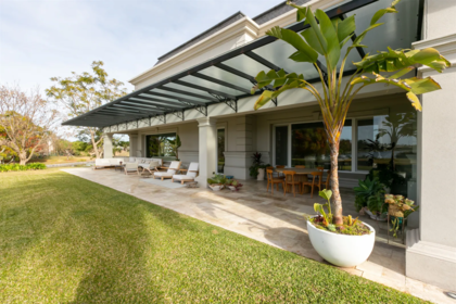 Gran parte de la casa está rodeada por una enorme galería, con gran comedor y dos livings